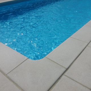 V základní ceně našich bazénů máte i elegantní obrubní betonovou dlažbu, která má pro bazén hned 2 klíčové vlastnosti: 1....